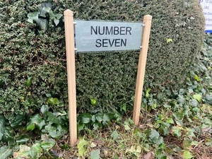 GLASOPTIK EICHE PFOSTEN EINGANG HAUS NAME SCHILD TÜRNUMMER STRASSE STEHSCHILD - Bild 1 von 6