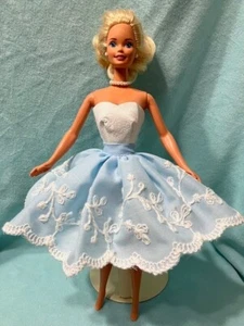 EXTRA VOLLER BLAUER BESTICKTER ROCK HANDARBEIT ORIGINAL KLEIDUNG 4 MODEPUPPEN - Bild 1 von 3