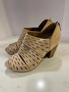 CLARKS Heels Boot Artisan OKENA POSH Women's Tan/Beige Leather Zip up Size 7.5 - Picture 1 of 7