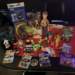 Lote de juguetes aleatorios de colección, Toy Story, Matchbox, Trolls, Small Soldiers, Disney!! - Imagen 1 de 12