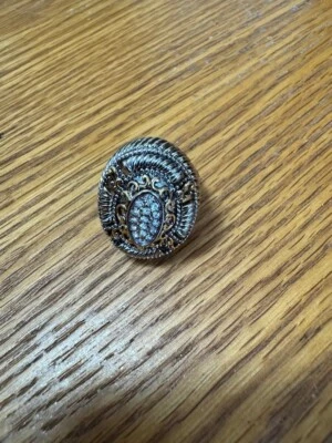 Hermoso anillo de metal multicolor dorado/plateado con pedrería Foto 1 de 3