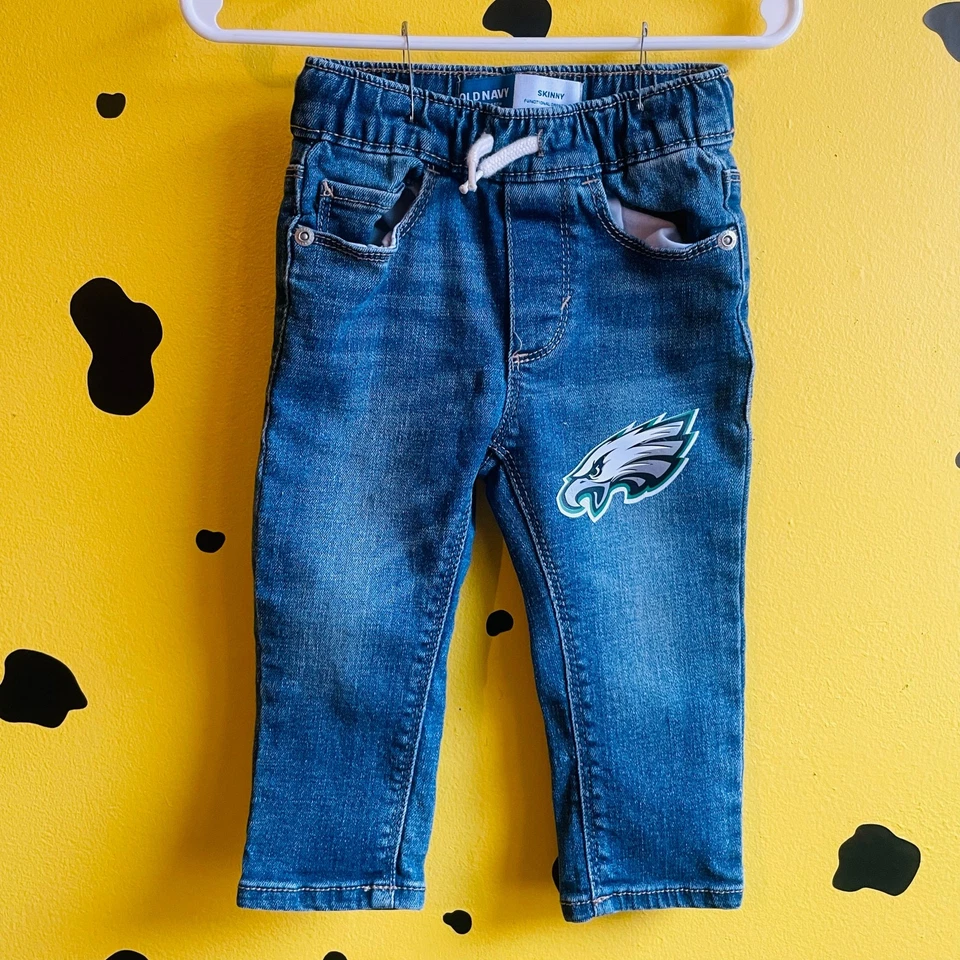 Pantalones de mezclilla ajustados Old Navy para bebés niños 12-18 M | Parche Eagles | Streetwear Mini Foto 1 de 4