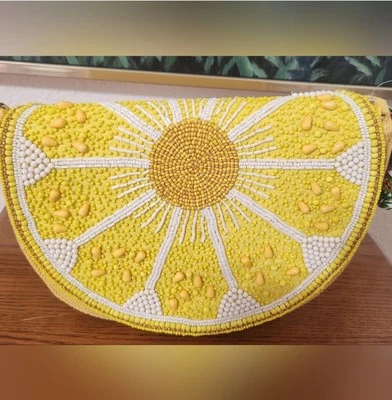 Bolso de mano con cuentas amarillo limón media luna adornado cadena amarilla Foto 1 de 4