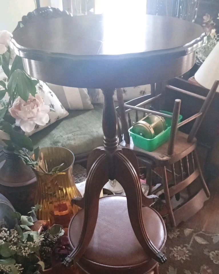 Antiguo soporte de exhibición de mesa de tambor con tapa de chapa de madera con patas de garra de latón. da Foto 1 de 4