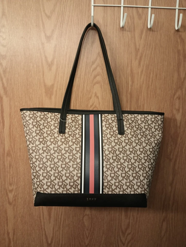 Bolso de Mano Grande Shopper DKNY Tylor R21AJR94 Firma Marrón Logo con Rayas Clásicas Foto 1 de 4