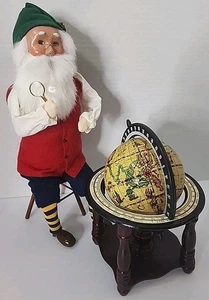 Byers Choice 2006 Babbo Natale seduto su sgabello con lente di ingrandimento e globo vecchio mondo - Foto 1 di 24