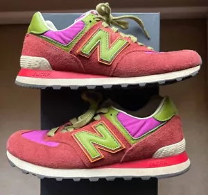 Talla 8 - New Balance Stray Rats x 574 Rojo Verde Púrpura Gamuza Usado Auténtico - Imagen 1 de 7