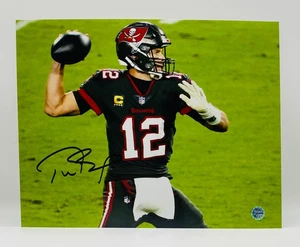 Foto firmata Tom Brady 8x10 con certificato di autenticità (PC486896) (Bucs) - Foto 1 di 3