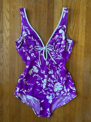 Adorable Traje de Baño Floral Vintage Púrpura y Blanco De Una Pieza Hecho en Unión Talla S/M Foto 1 de 4