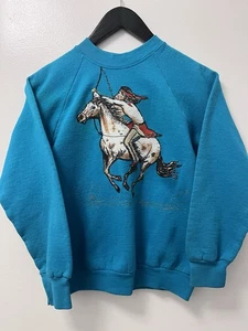 Sudadera de Colección Arte Nativo Americano Caballo Indio Lazo Verde Azulado Cuello Redondo Talla Pequeña - Imagen 1 de 9