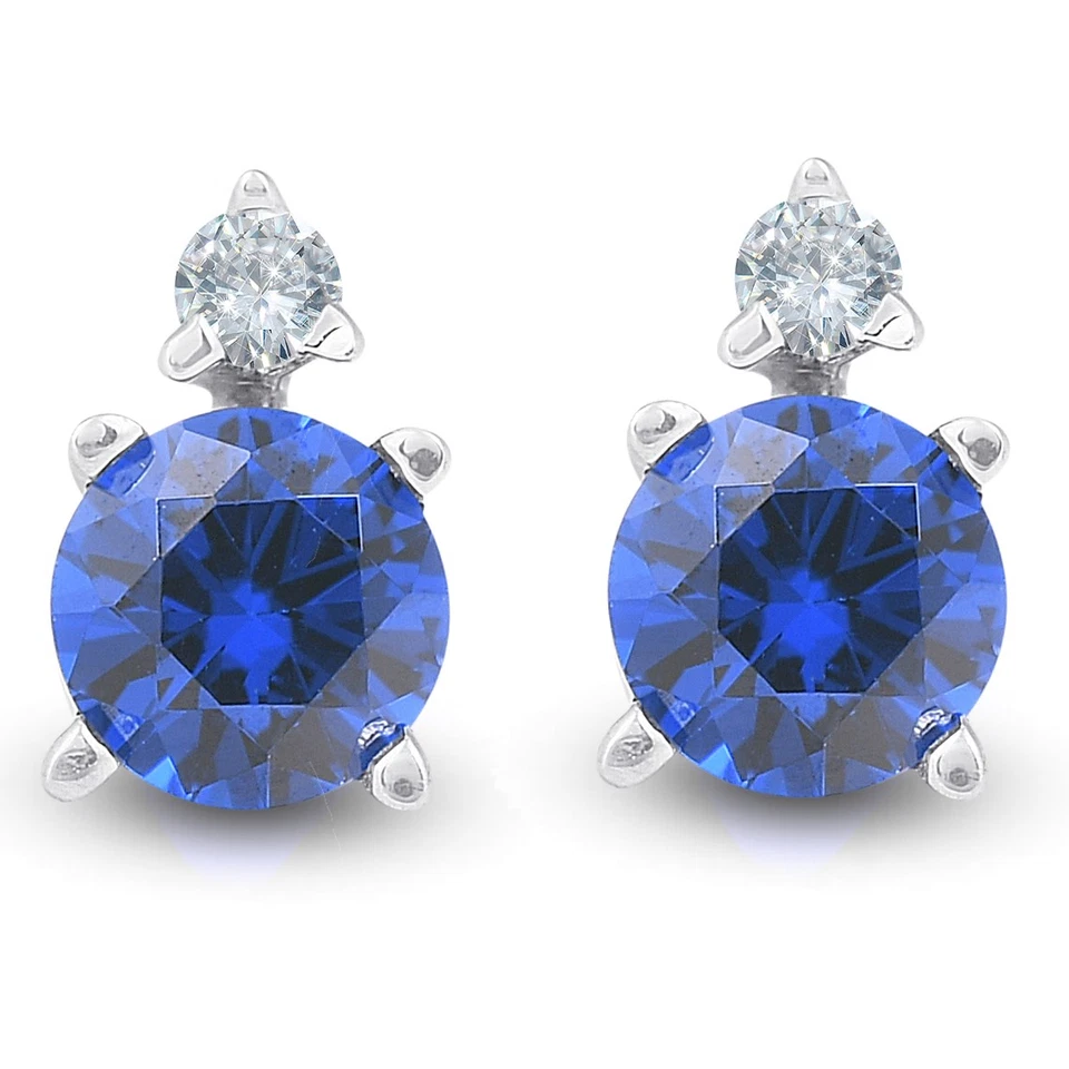 Pendientes de oro blanco de 14 k con tachuelas de diamantes y zafiro azul sintético de 3/4 quilates para mujer Foto 1 de 4