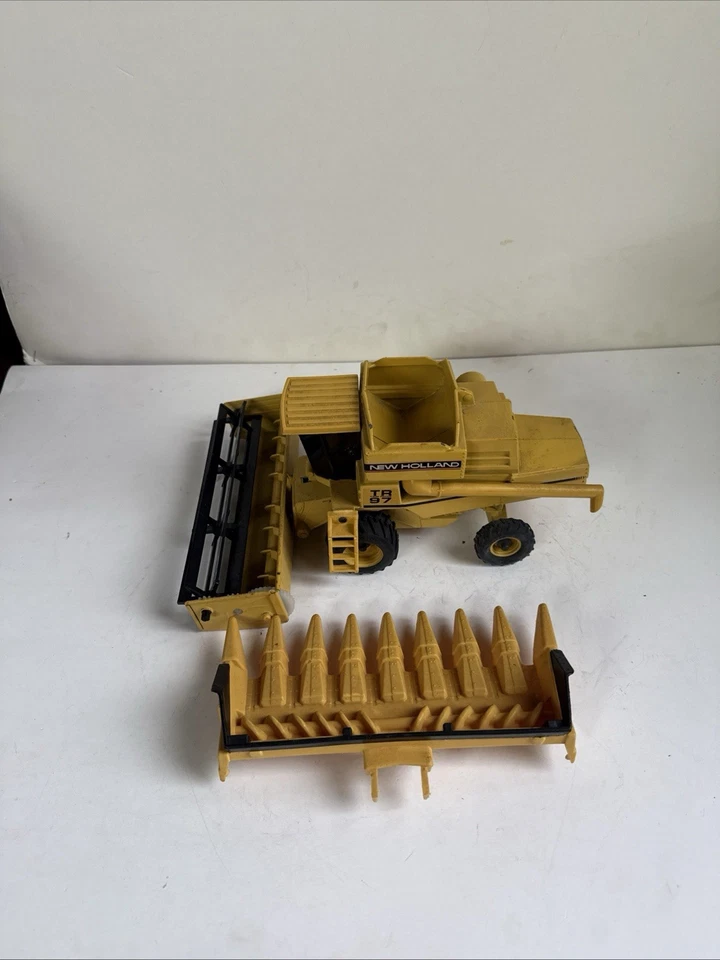 ERTL 1/16 New Holland TR Twin Rotor 97 Combine Farm Toy (10) - Image 1 of 4