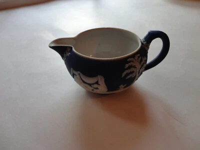 Wedgwood Cobalt Blue White Sprigwork Jasperware Small Creamer Pitcher England Foto 1 de 4