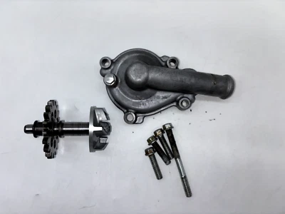 Yamaha WR250F 2012 01-13 montaje de bomba de agua Foto 1 de 4