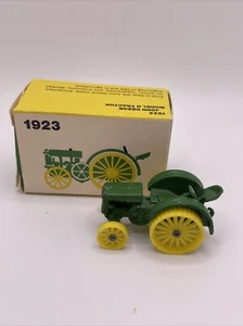 Ertl 1:64 John Deere 1923 MODEL D Tractor #563 VINTAGE With Box - Picture 1 of 10