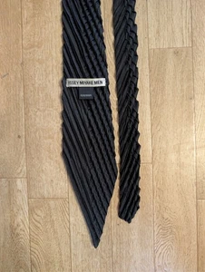 Vintage ISSEY MIYAKE HERREN plissierte Polyester Krawatte schwarz - Bild 1 von 3