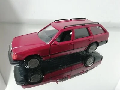 Conrad 1503 Mercedes-Benz 200TD 300TD Turbo 4Matic in rosso 1:35 - Immagine 1 di 4