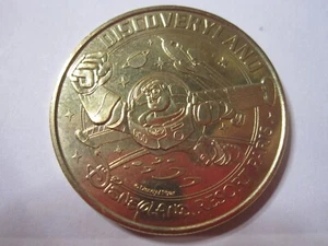 PIECE RARE MEDAILLE DISNEYLAND PARIS DISCOVERYLAND NEUVE 2024 - Picture 1 of 2
