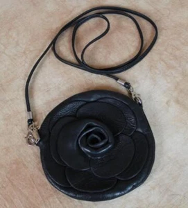 Vintage. RUNDE SCHWARZE LEDER 3D BLUMEN CROSSBODY ITALIEN SF58 - Bild 1 von 4