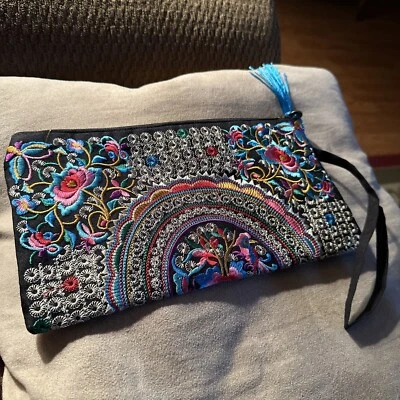 Women’s Long Black Embroidered wristlet With White/gold/ted And Green 2024 - Изображение 1 из 4