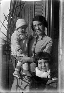 Portraits femme enfants balcon immeuble - négatif verre plaque an. 1920 30 - Imagen 1 de 1