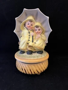 Scatola musicale vintage in porcellana impermeabili gialli - Le gocce di pioggia continuano a cadere sulla mia testa - Foto 1 di 4