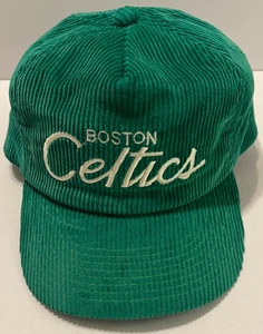 Raro cappello regolabile vintage SPECIALTIES BOSTON CELTICS scritta velluto a coste cappuccio - Foto 1 di 8