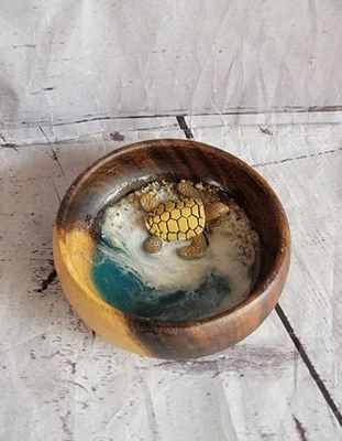 Cuenco de resina de madera hecho a mano con baratija decorativa diseño playa océano tortuga marina Foto 1 de 4