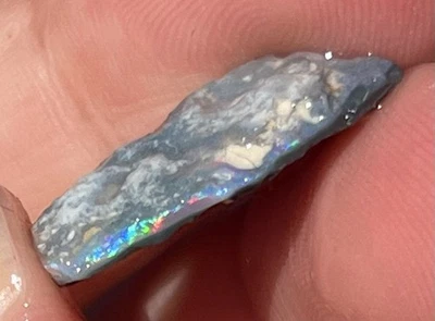 Ópalo negro áspero ópalos Australia piedras preciosas rojo sólido Lightning Ridge Foto 1 de 4