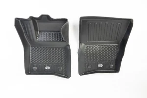 SCHWARZ KUNSTSTOFF FUSSMATTEN SET INNENMATTEN FÜR LAND ROVER DEFENDER 110 L663 2020+ - Bild 1 von 3