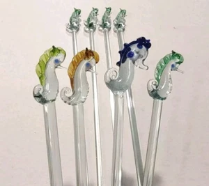 8 Bastoncini Vintage MCM Soffiato a Mano Ornato Arte Vetro Cavallo Marino Swizzle Spiaggia Nautica - Foto 1 di 8