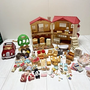 Calico Critters Techo Rojo Casa de Campo con Accesorios 25 Figuras Coche Casa en el Árbol - Imagen 1 de 23