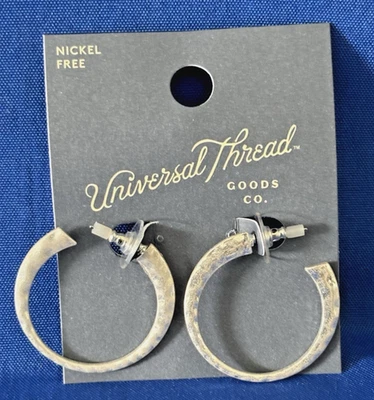 Pendientes de aro modernos con diseño de hilo universal tono plata tallados sin níquel 1,5" Foto 1 de 4