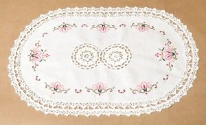 BEAUTIFUL VINTAGE FLORAL DESIGN CROCHET COTTON DOILY PLACEMAT 41cm x 26.5cm - Picture 1 of 6