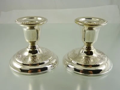 ПОКРЫТЫЕ ПРОКРУТКОЙ 3-ДЮЙМОВЫЕ ПОДСВЕЧНИКИ НА ТАРЕЛКЕ РЕГЕНТСТВА BIRKS - Изображение 1 из 4