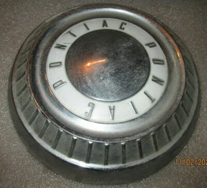 1958 PONTIAC POVERTY DOG DISH PIE PLATE HUB CAP COVER 10 1/4 IN. ORIGINAL OEM - Picture 1 of 4