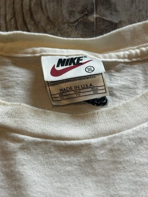 Camiseta blanca Nike vintage de los 90 Swoosh para hombre 3XL hecha en EE. UU. etiqueta blanca con Swoosh rojo Foto 1 de 4