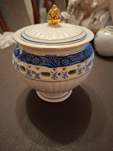 Vintage Chinese Porcelain Lidded Pot - Picture 1 of 3