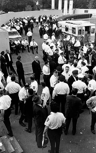Photo Ancienne - Hippies Ramassant Les Déchets à Boston Common - Police - MA - 1900s