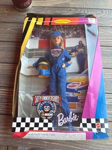 Barbie NASCAR 50 Aniversario Edición Coleccionista Muñeca en Traje de Carreras y Casco - Imagen 1 de 8