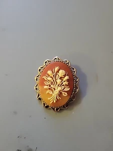 Gorgeous vintage cameo style flower brooch/ pin - Picture 1 of 3