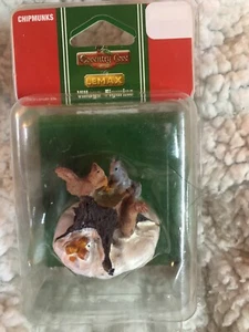 LEMAX CHRISTMAS VILLAGE FIGUR CHIPMUNK EICHHÖRNCHEN AUF BAUMSTUMPF #02858 NEU - Bild 1 von 3