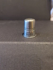 VINTAGE PEWTER PEEP THIMBLE BY WOODSETTON PEEPS ADVERTISING DERRY & TOMS BLOUSES - Picture 1 of 7