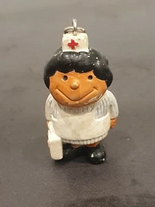 Vintage Schlüsselanhänger Figur Sanitäter DRK Rotes Kreuz Gummifigur - Bild 1 von 6