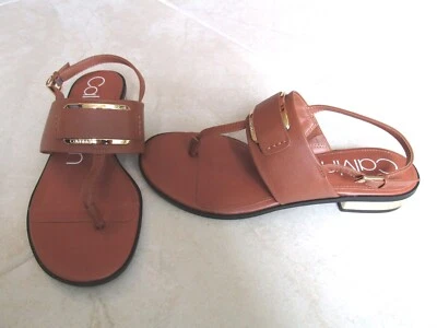 NUEVAS Sandalias Calvin Klein Frieda Deco Tanga Correa MUJER 8.5 Marrón Coñac $99 Foto 1 de 4