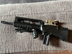 FAMAS Assault Rifle Lighter wiederaufladbares Feuerzeug, 1980er Jahre 18 cm lang - Bild 1 von 3