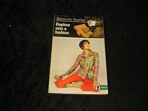 Daphne Sets a fashion by Marjorie Gayler - Bild 1 von 1