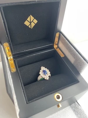 Anillo de diamantes y zafiros de Ceilán sin calentar de 3,28 quilates Kat Florence en oro amarillo de 18 quilates Foto 1 de 4
