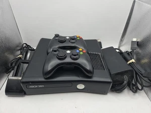 Consola Microsoft Xbox 360 Modelo 1439 300GB y Fuente de Alimentación 2 Mandos Recarga - Imagen 1 de 16