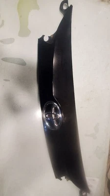 RAV 4 2015 ВЕРХНЯЯ ПЕРЕДНЯЯ РЕШЕТКА С ЭМБЛЕМОЙ - Изображение 1 из 4